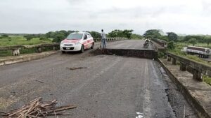 Está bloqueado camino que conduce a Santiago Tuxtla e Isla por afectaciones de las recientes lluvias