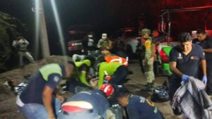 Cae autobús a un río en la carretera Puebla- Tlapa, deja varios muertos