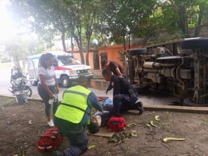 Volcadura deja dos lesionados en Av. Xalapa