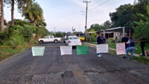 Padres de familia protestan por falta de docente en  plantel de Tlaltetela