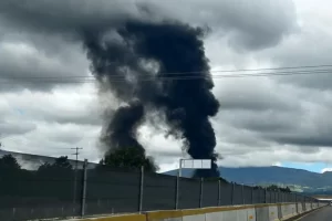 Explota pipa en la autopista México-Puebla; cierre total en ambos sentidos