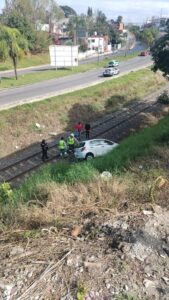Vehículo termina sobre las vías del tren en Xalapa