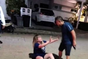 Exhiben a juez amenazando con un arma a su pareja