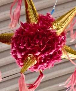 Golpes, fe y tradición: la piñata de siete picos