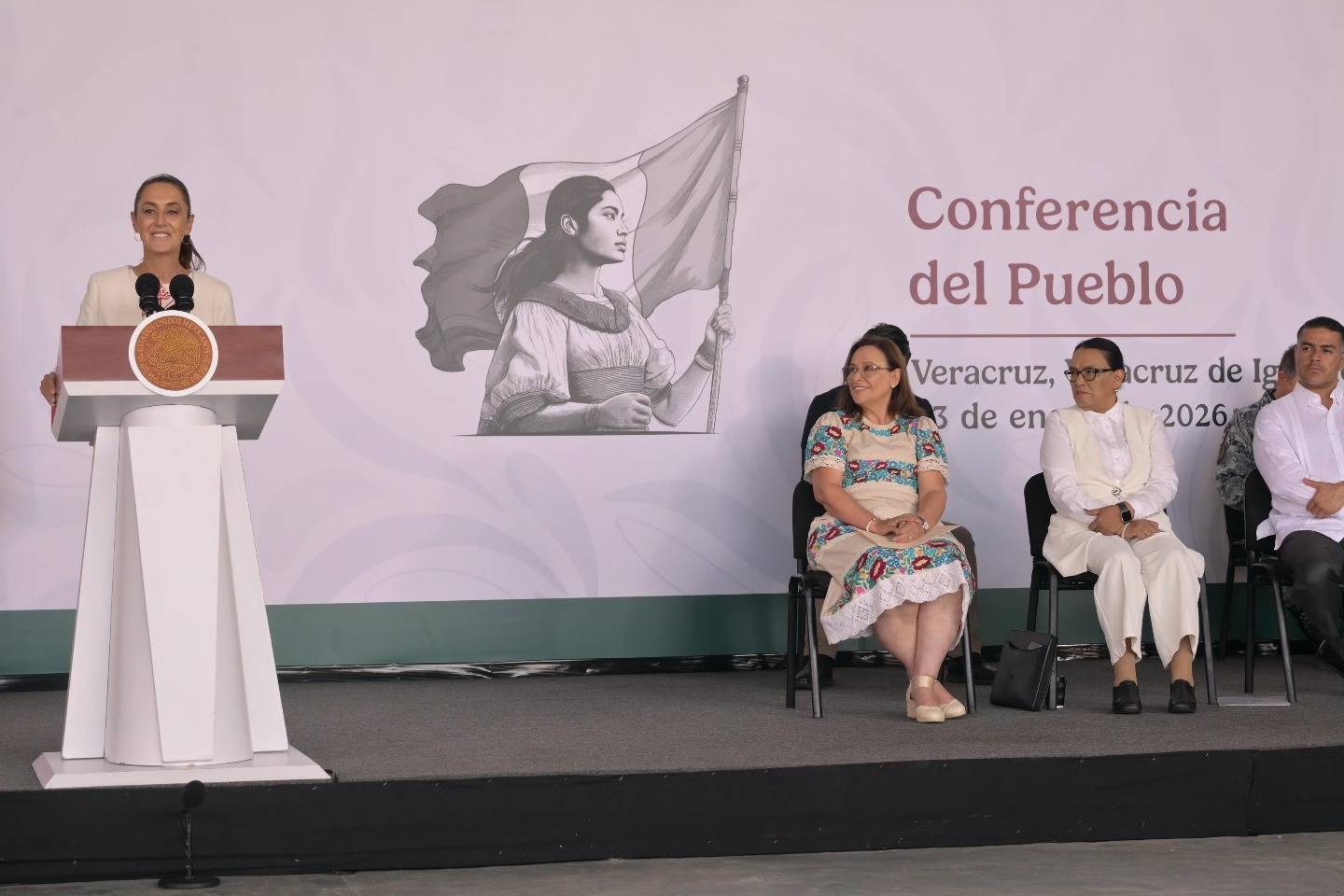 Claudia Sheinbaum encabezando la mañanera en Veracruz