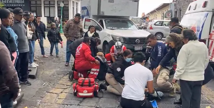 Escena tras que atropellan a dos mujeres en pleno centro de Coatepec