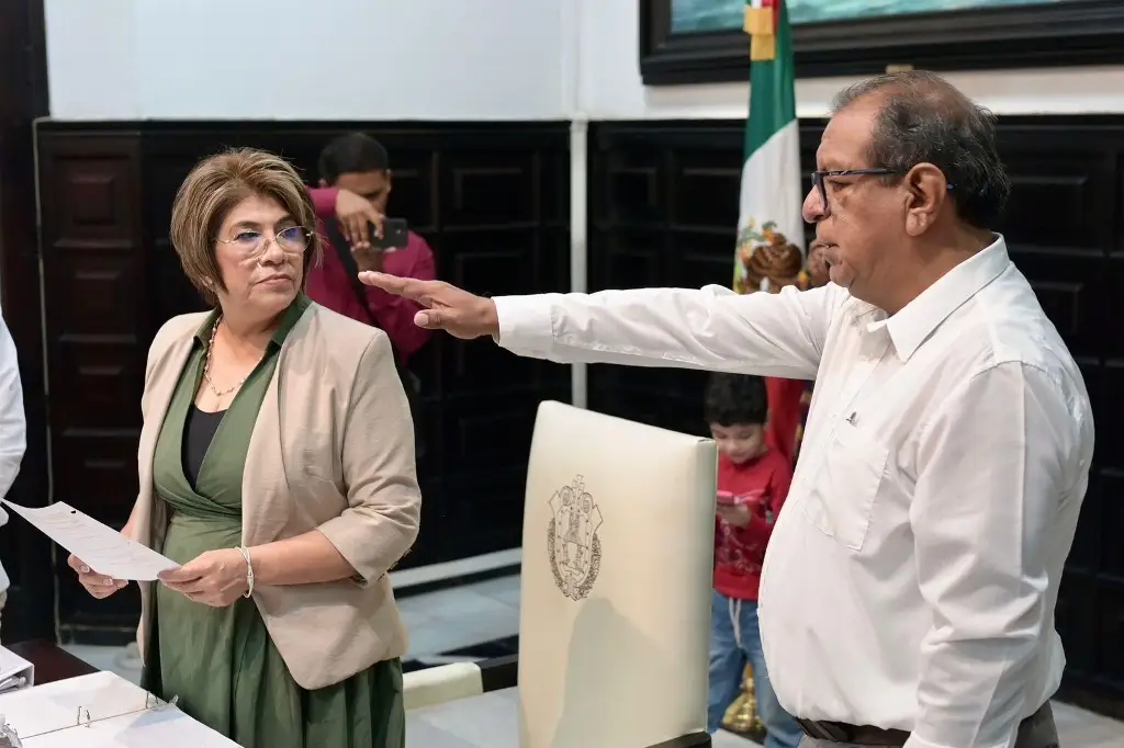 Cabildo de Veracruz donde aprueban a Eloy Carlos Flores como nuevo Secretario del Ayuntamiento de Veracruz