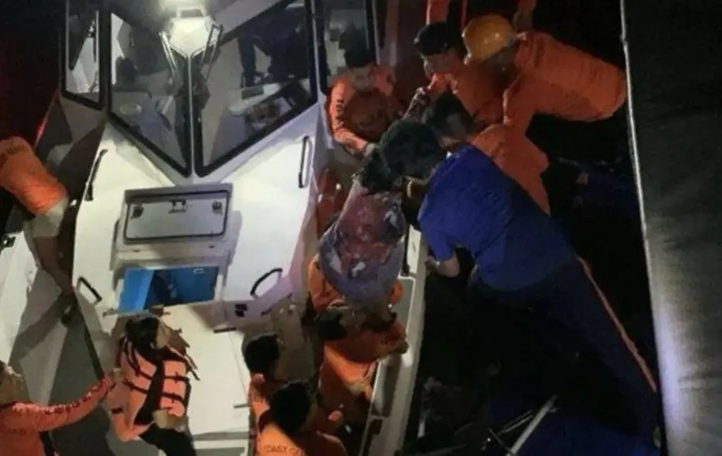 Rescate de sobrevivientes del ferri M/V Trisha Kerstin 3 en Filipinas