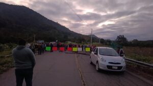 Padres de familia del CECYTEV Benito Juárez bloquean carretera hacia Chicontepec