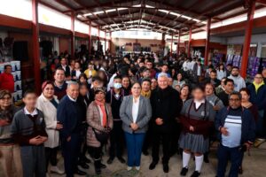 Entrega SEV pantallas, mobiliario y material de mantenimiento a escuelas de Xalapa   