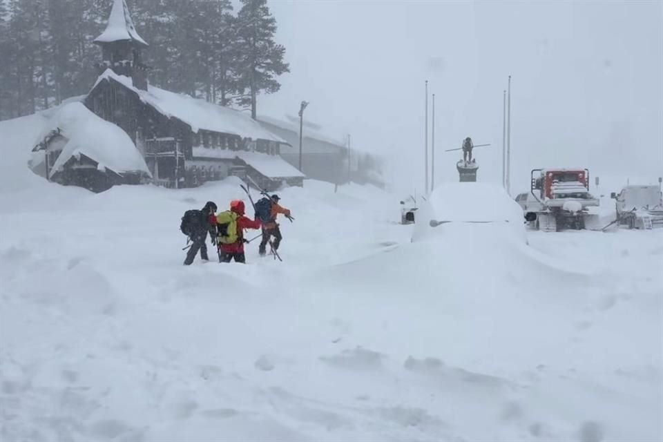 Labores de rescate tras avalancha en Castle Peak, California 2026