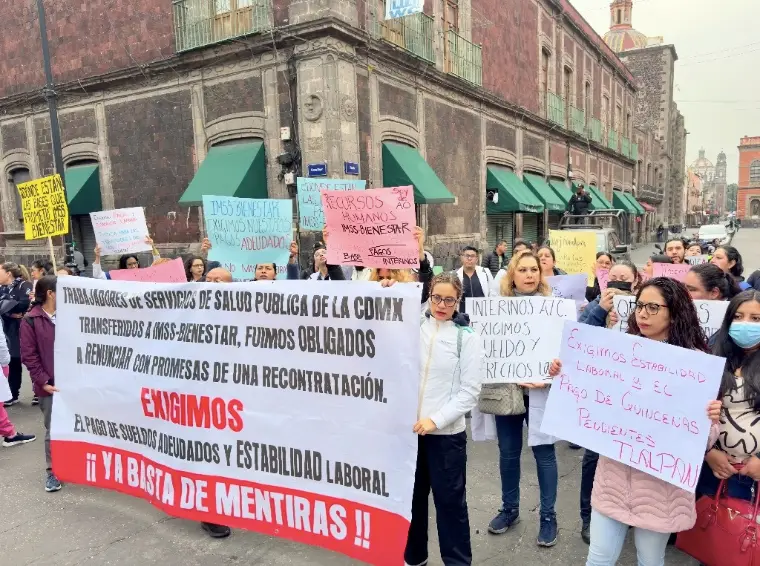 Protesta de trabajadores de IMSS-Bienestar en Palacio Nacional, CDMX