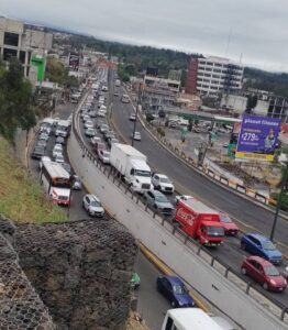 Caos vial en la entrada a Xalapa: Falla semáforo en la zona de Tesorería