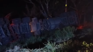 Vuelca pipa en libramiento de Veracruz; hay cierre parcial