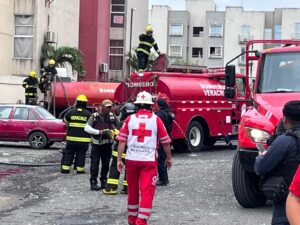 Explosión provoca incendio y desalojos en Palma Real en Veracruz