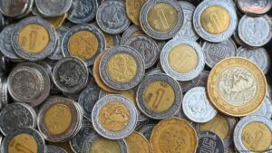 Dólar se fortalece y el peso se debilita