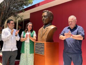 UX honra a su rector fundador, Rubén Pabello Rojas, con busto conmemorativo