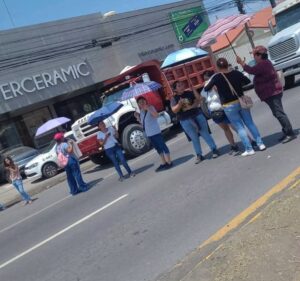 Vecinos bloquean la Veracruz–Xalapa en Tejería