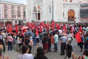 Antorchistas bloquean calle Enríquez en Xalapa