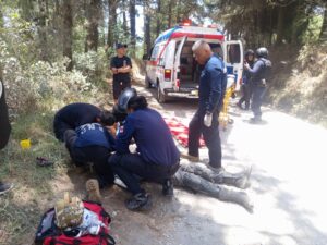 Motociclista de Banco Azteca resulta grave tras accidente en Las Vigas