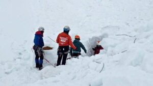 Avalancha en Perú alcanza a pareja de montañistas