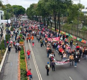 Policía frena avance de la CNTE