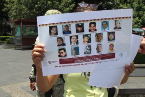 Colectivos difunden fichas de búsqueda en Xalapa