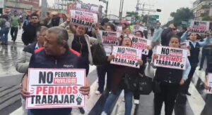Caen ventas y comerciantes protestan en CDMX