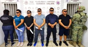 Agentes de la FGR detienen a 5 policías fuera del cuartel de San José