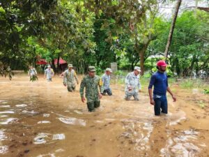 Ejército brinda apoyo a familias afectadas por inundaciones en Ciudad Isla