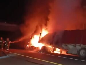Se incendia tráiler cargado de fertilizantes en Las Choapas