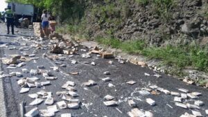Rapiña tras volcadura en carretera Tamarindo-Cardel