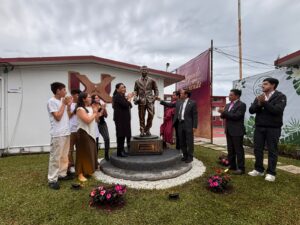 “Para siempre en la casa que fundó”: UX devela estatua del Rector Perpetuus Dr. Carlos García Méndez