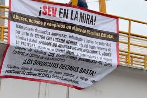 Colocan mantas frente a la SEV; exigen destitución de funcionarios