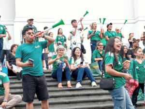 Afición celebra triunfo de México en Xalapa