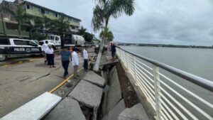 Colapsa tramo del malecón de Alvarado tras intensas lluvias
