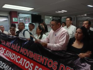 Sindicatos magisteriales protestan en la SEV por nombramiento