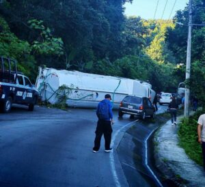 Cierran carretera a Xalapa por volcadura de pipa en Jilotepec