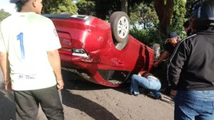 Volcadura moviliza a cuerpos de emergencia en Xalapa