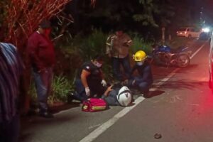 Automovilista huye tras atropellar a motociclista en la carretera Xalapa-Coatepec
