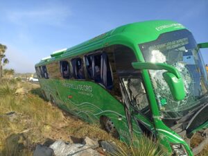 Vuelca autobús de pasajeros en la carretera Cantona- Perote; deja 3 lesionados