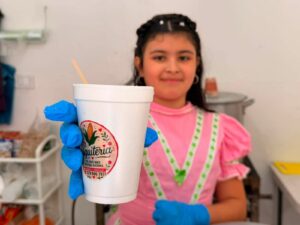 Niña emprende negocio para apoyar a su familia en Xalapa