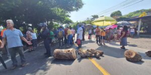 Bloquean carretera Tlapacoyan-Martínez de la Torre por rechazo a enfermera