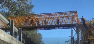 Hombre es puesto a salvo en puente de Xalapa