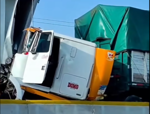 Carambola de tráileres causa cierre parcial