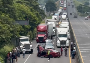 Accidente provoca caos en autopista Paso del Toro-Santa Fe