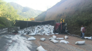Tráiler volcado provoca caos en la Puebla-Orizaba