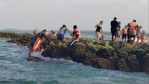 Rescatan a cuatro personas tras ser arrastradas por el mar en Chachalacas