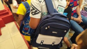 Con fe, familias llevan sus mochilas a bendecir antes del regreso a clases