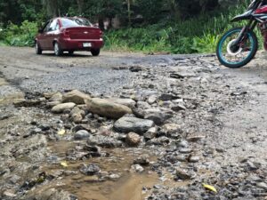 Entre baches y abandono: la carretera Colipa-Yecuatla se convierte en un riesgo diario